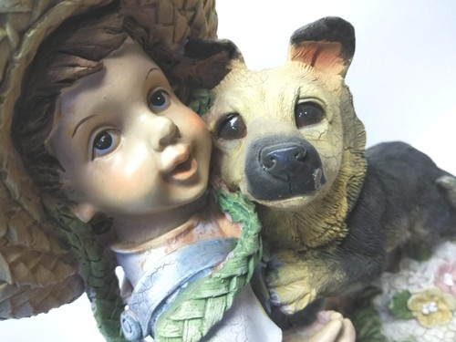 Figura de resina Young Boy 11,5" con mono / Sombrero abrazando a su perro grande - Imagen 4 de 13