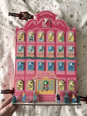 ADVENTSKALENDER HOLZ ROSA WEIHNACHTEN WES ANDERSON