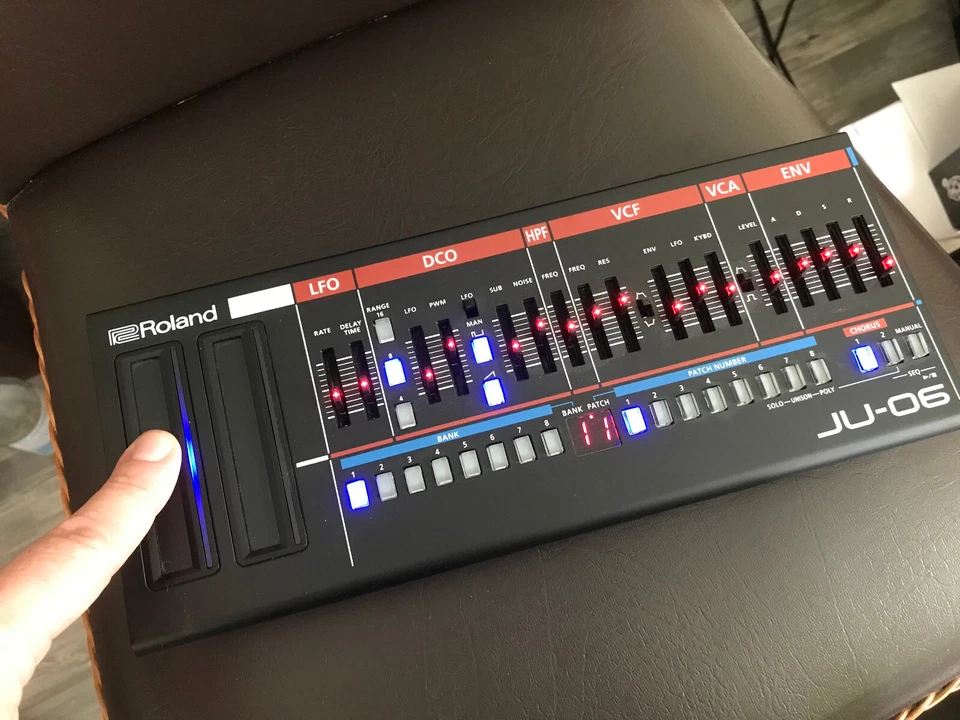 Roland Boutique JU-06 - Bild 3 von 4