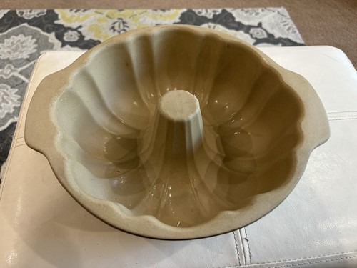 The Pampered Chef Stoneware Bundt Pan 10" Fluted Cake Pan Mold VG Condition
