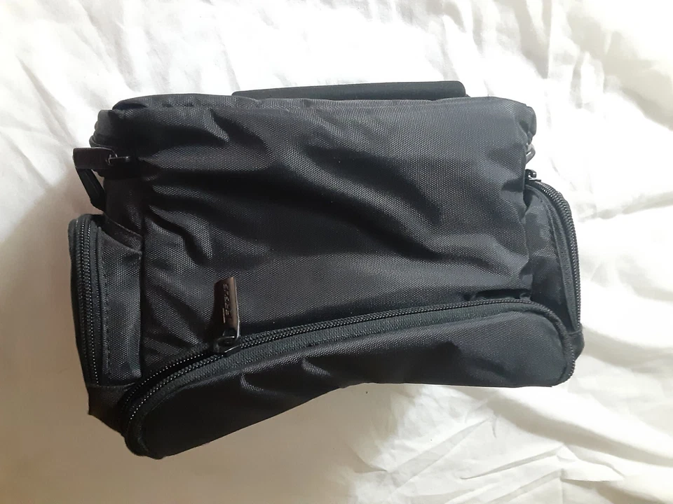 Bolsa para cámara compacta Targus negra 9x6x5", SIN CORREA Foto 2 de 4