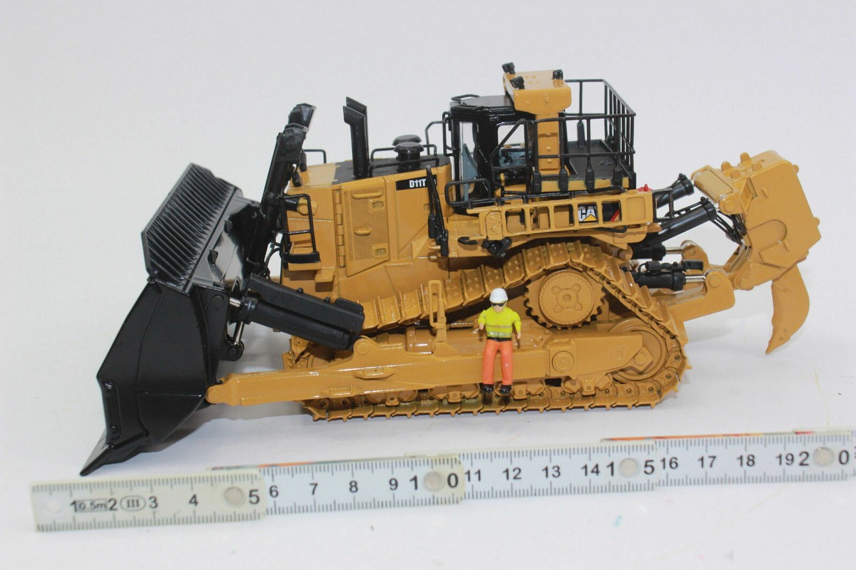 Caterpillar CAT D11T Carrydozer w/ Operator Model 1:50 Caterpillar CAT D11T Carrydozer w/ Operator Model 1:50