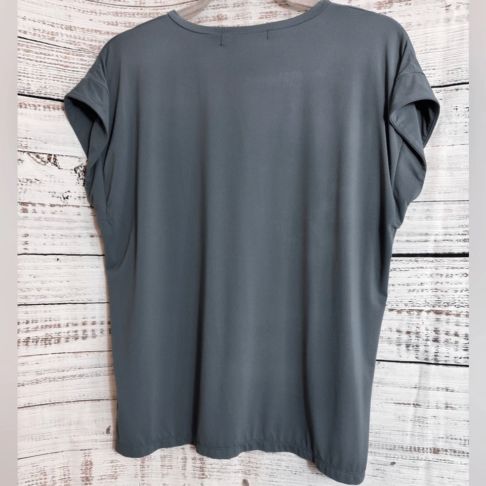 Camiseta Downeast Mujer Talla Mediana Cuello en V Gris Capas Camiseta Esencial Luz Foto 3 de 4