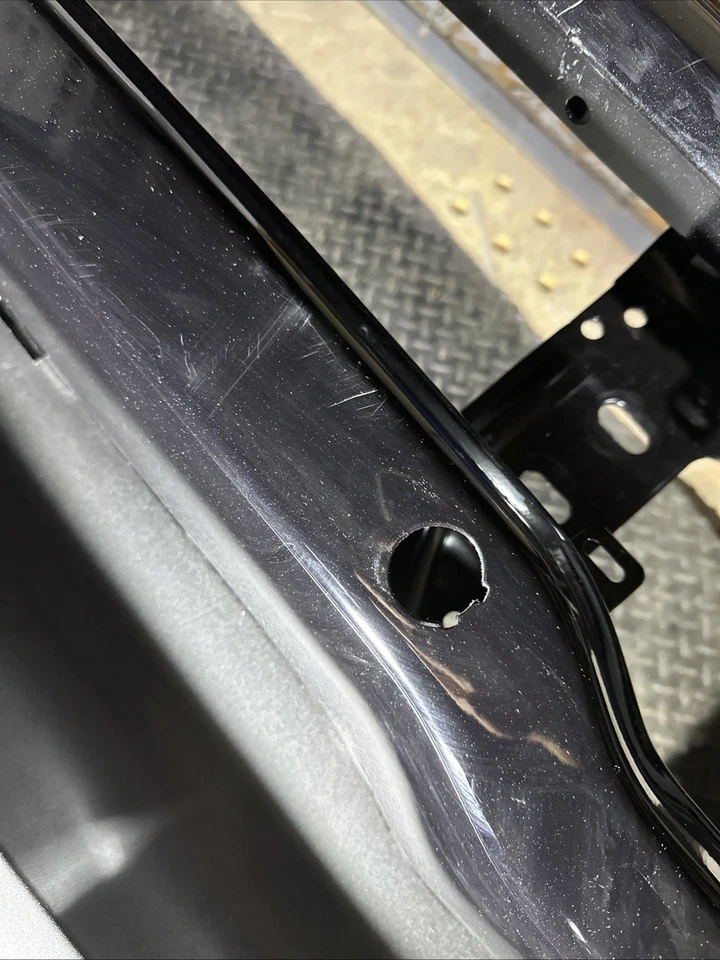 OEM Take Off 2023-2024 Ford F250 F350 Super Duty Front Black Bumper Assembly - Imagem 4 de 4