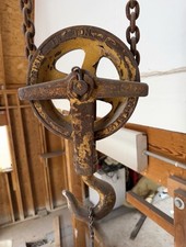 Polipasto de cadena manual antiguo oxidado Dayton de 2 toneladas y luz de caída eléctrica