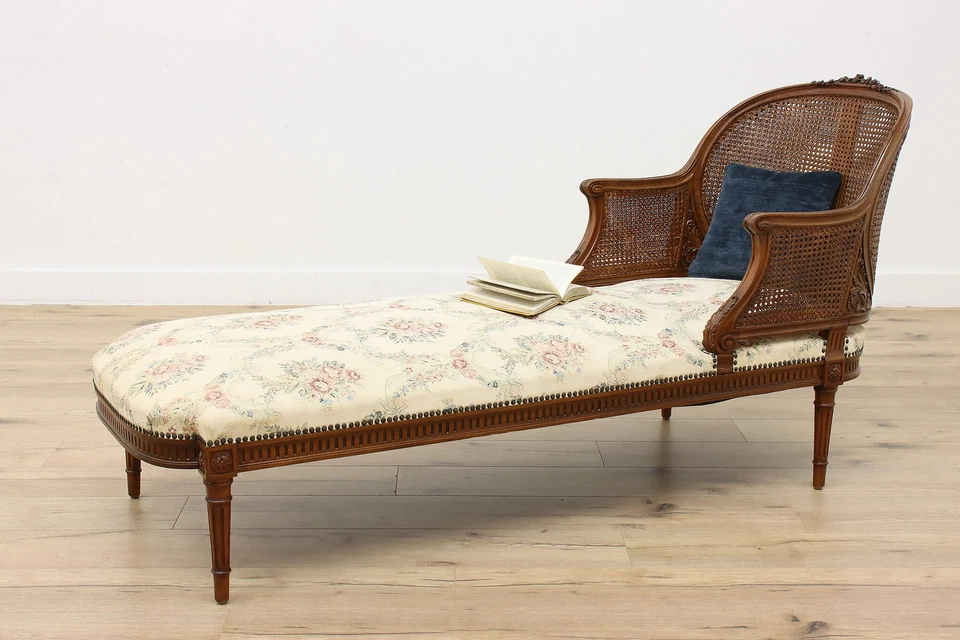 Chaise salón o sofá Country French vintage tallado en nogal #52329 Foto 2 de 4