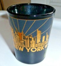NEW YORK SKYLINE SHOT GLASS BLACK GLASS 22K GOLD GRAPHICS VINTAGE