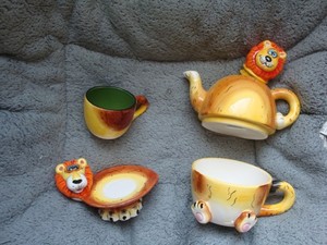 *** LION TEA POT & TEA CUP *** Ceramic Set !!!