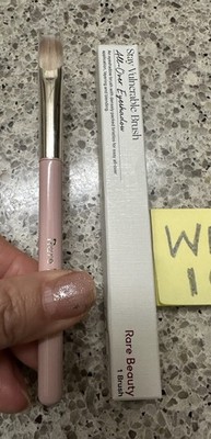 Rare Beauty Stay Vulnerable All-Over Eyeshadow Brush Qty 1 FULL SZ Pink Handle