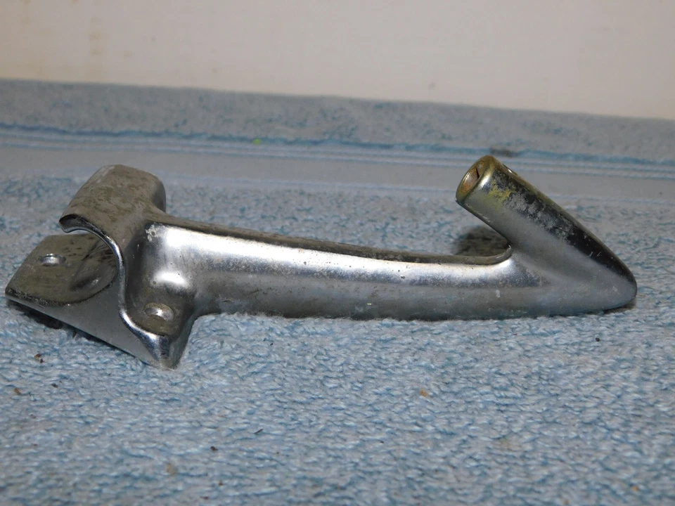 Soporte de espejo retrovisor interior OEM 1964-1966 Ford Mustang Foto 2 de 4