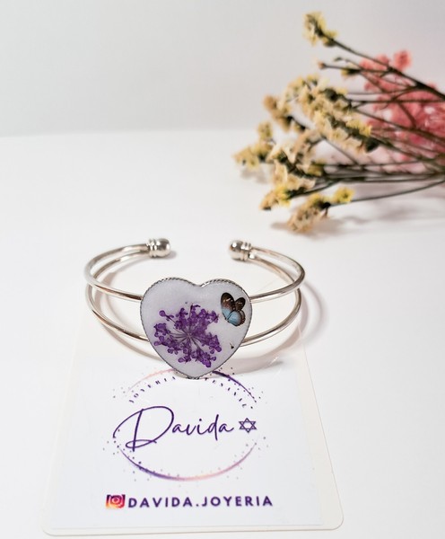 Pulsera de acero, elaborada a mano con resina, ajustable, diseño exclusivo.