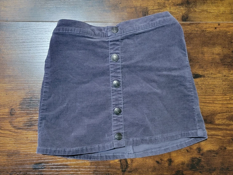 Minifalda de gamuza sintética gris oscuro Crazy 8 talla 5T PRE-PROPIETADA para niñas Foto 2 de 4