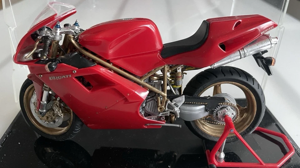 Model Ducati 916  Tamiya 1:12  - Bild 4 von 4