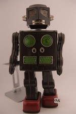 VINTAGE 1960s HORIKAWA TIN GEAR BATTERY OPERATED ROBOT. IT WORKS 