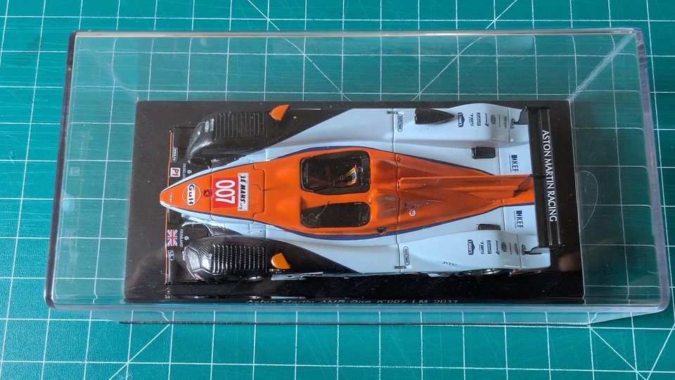 1/43 Spark Aston Martin AMR One Car #007 2011 24 H de Le Mans Foto 2 de 4
