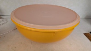 . TUPPERWARE FIX N MIX 26 Cups gold BOWL #274 & Lid