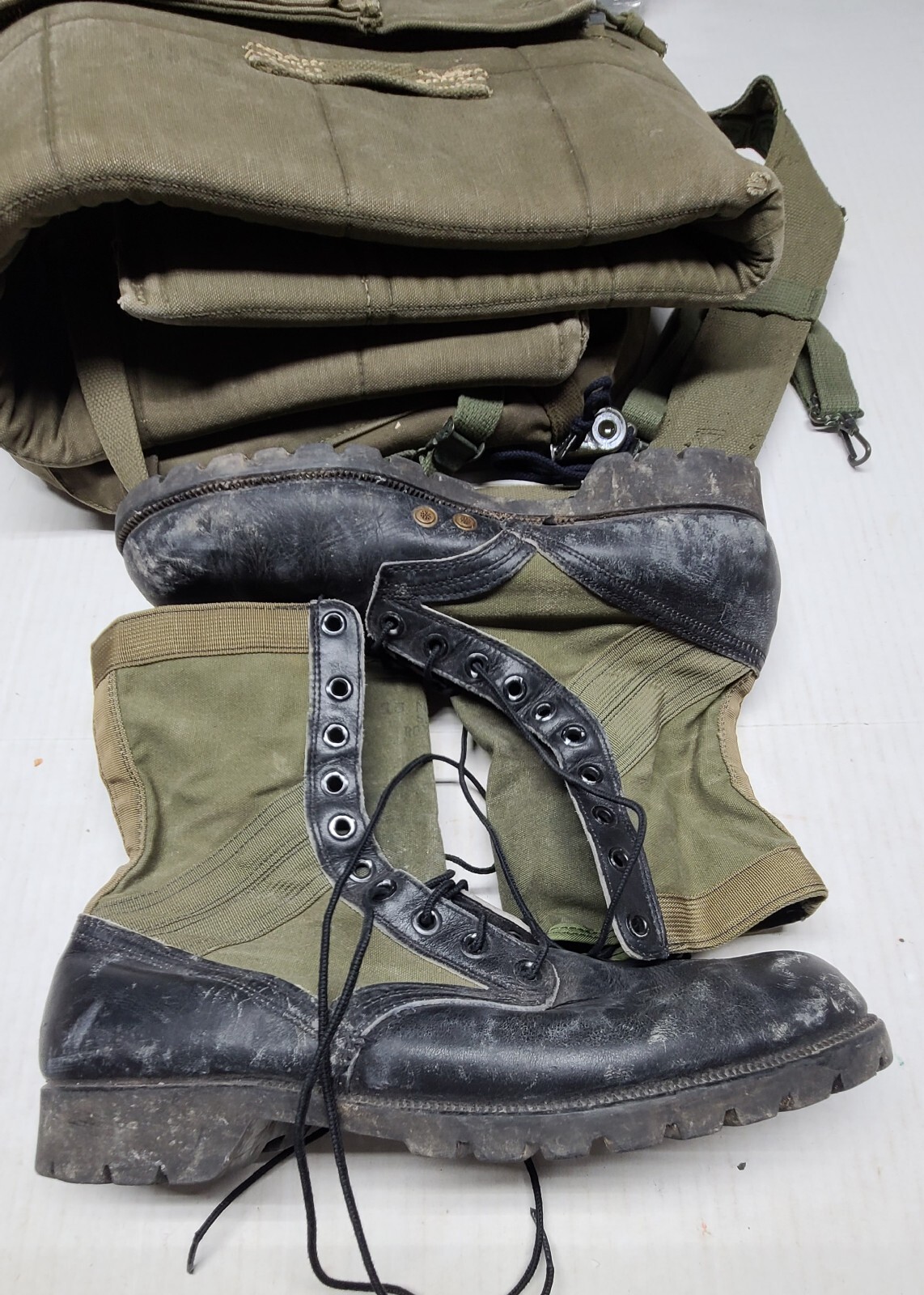 1950's1960's US Army Field Gear jungle boots, parachutist weapon
