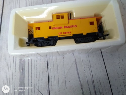 Vintage Bachmann HO Scale Union Pacific UP 25743 Orange Caboose - Picture 6 of 6