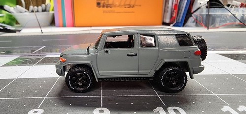 1/64 Custom Johnny Lightning Toyota FJ Cruiser Lunar Rock - Picture 3 of 7