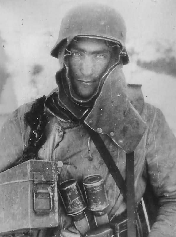 ◇ Guard ◇１９４５年◇２２.５cm◇B&G・ Co◇ WWII B&W Photo German Soldier with Hand Grenades Eastern Front WW2