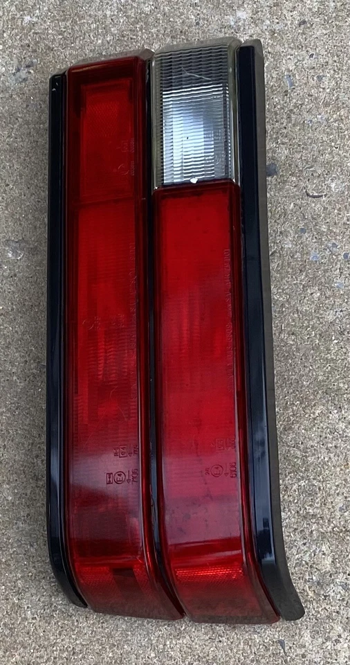 Conjunto de luz trasera Mazda GLC 323 1981 1982 sedán. LH Usado Foto 3 de 4