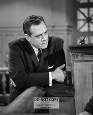 RAYMOND BURR IN THE TV PROGRAM "PERRY MASON" - 8X10 PUBLICITY PHOTO (EP-543)