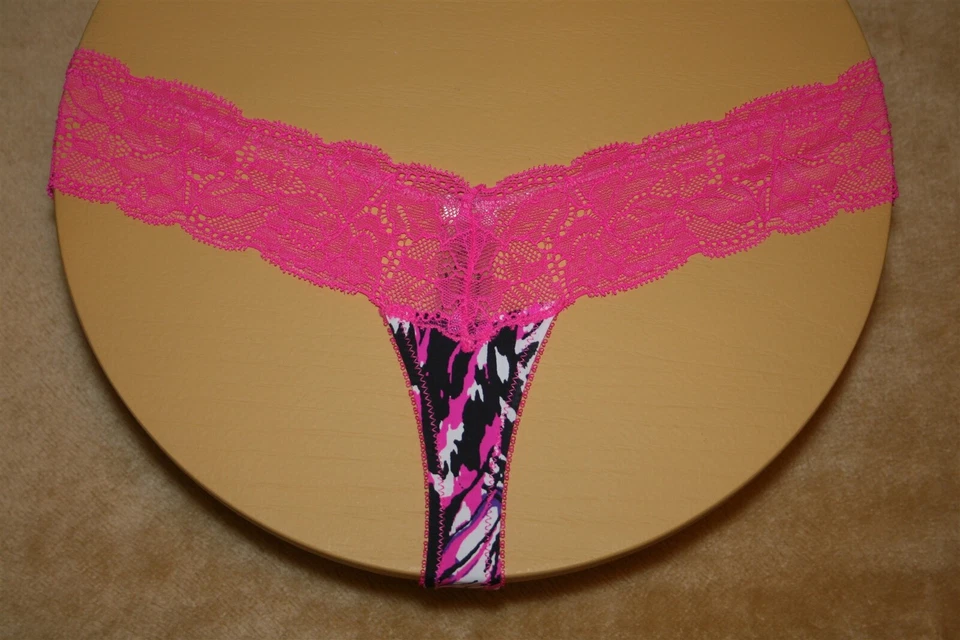 Tanga multicolor con bandas de encaje rosa con arco brillante y dije de corazón - 8/36 Foto 2 de 2