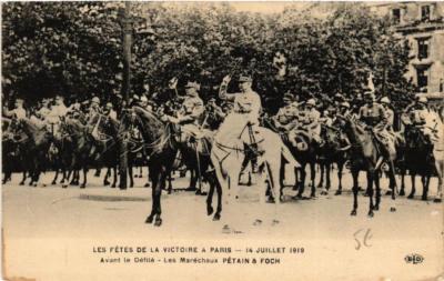 Old postcard Paris Les fetes de la Victoire. Before the parade. PETAIN et FOCH (562893)