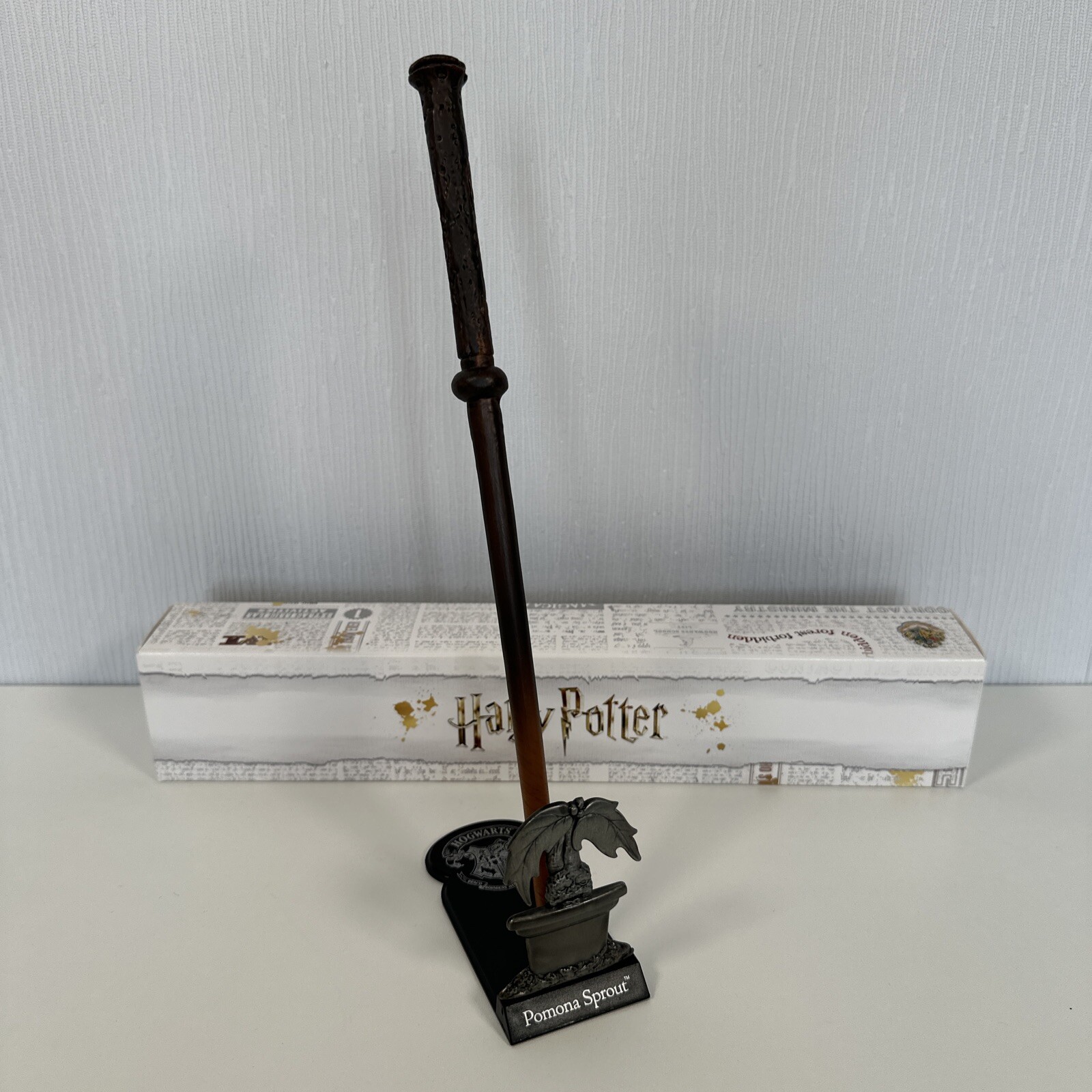 Réplica Varita Oficial Pomona Sprout Harry Potter Con Soporte de Peltre EN CAJA