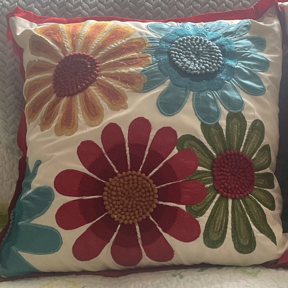 Juego de 2 fundas de almohada florales bordadas Pier 1 Imports rojo azul verde amarillo Foto 2 de 4