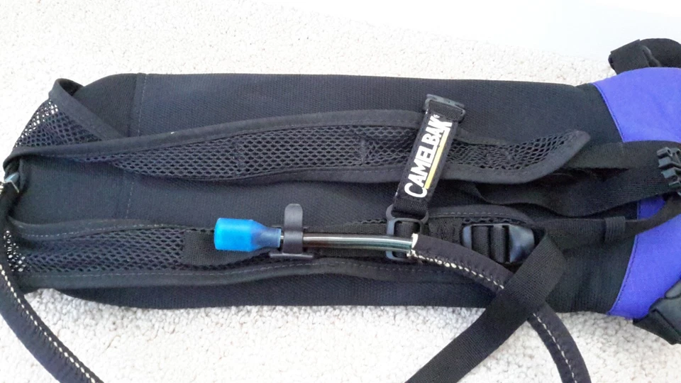 Mochila CamelBak Zoid Hydration Pack 2L/70 OZ Depósito Azul/Negro Usada Foto 3 de 4