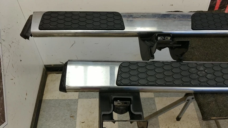 Dodge Ram 2500 3500 2013-2025 estriberas de acero inoxidable OEM 82213616AB Foto 2 de 4