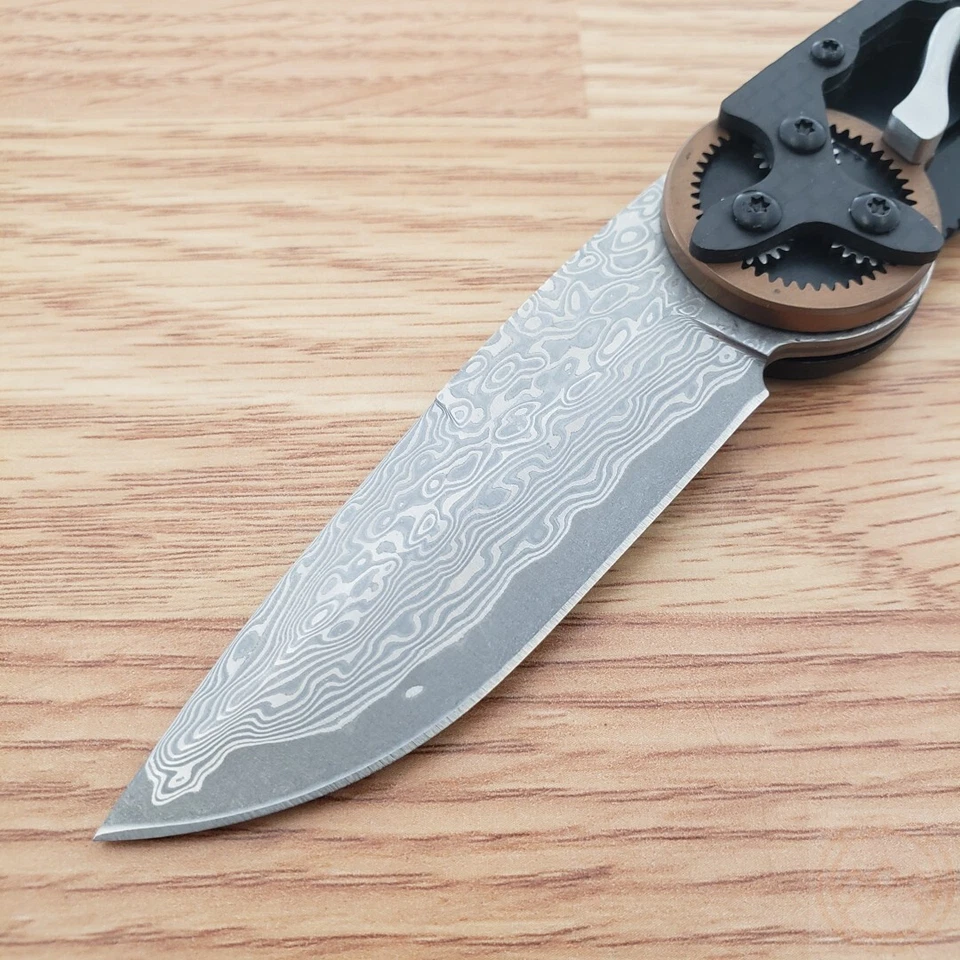 Cuchillo Plegable Mantis Cabezal de Engranaje Hoja de Acero Damasco Mango de Fibra de Carbono Negro Foto 2 de 4