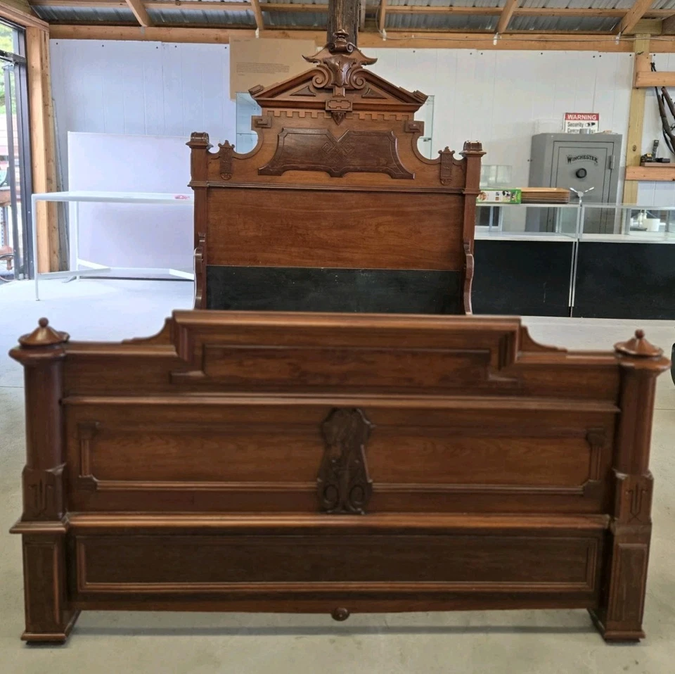 ANTIGUA CAMA VICTORIANA RENACENTISTA NOGAL RESPALDO ALTO TALLADO CRESTA AÑOS 1880 Foto 2 de 4