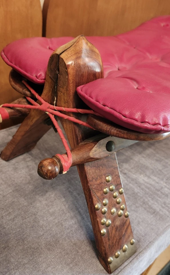 Taburete de montar vintage marroquí camel banco detalles de latón con cojín de cuero rojo Foto 3 de 4