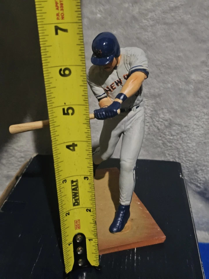 Mike Piazza  Salvino  Figurine, COMES WITH THE CASE!! - Image 4 of 4