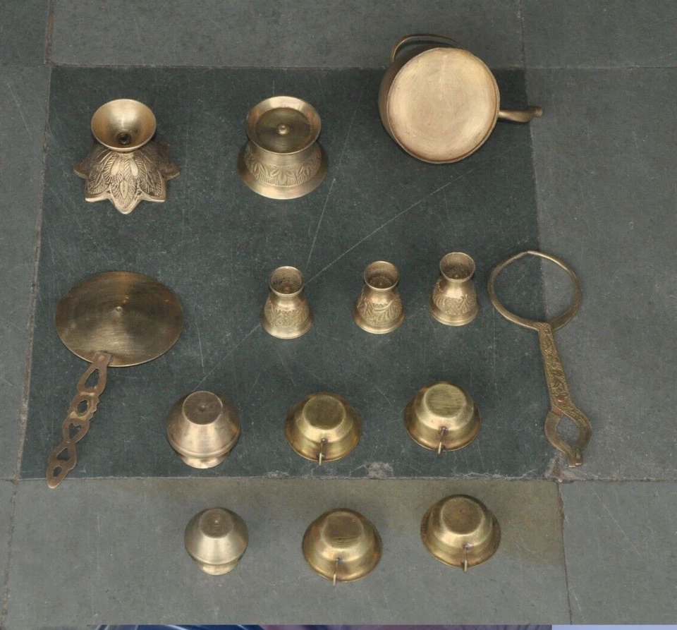 Artículos para casa de muñecas bebé grabados artesanales de latón vintage de 14 piezas Foto 4 de 4