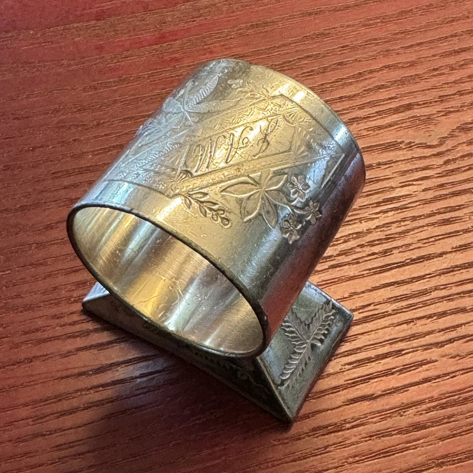 Anillo servilletero de pie de Meriden Britannia Company placa de plata con monograma JAM Foto 3 de 4