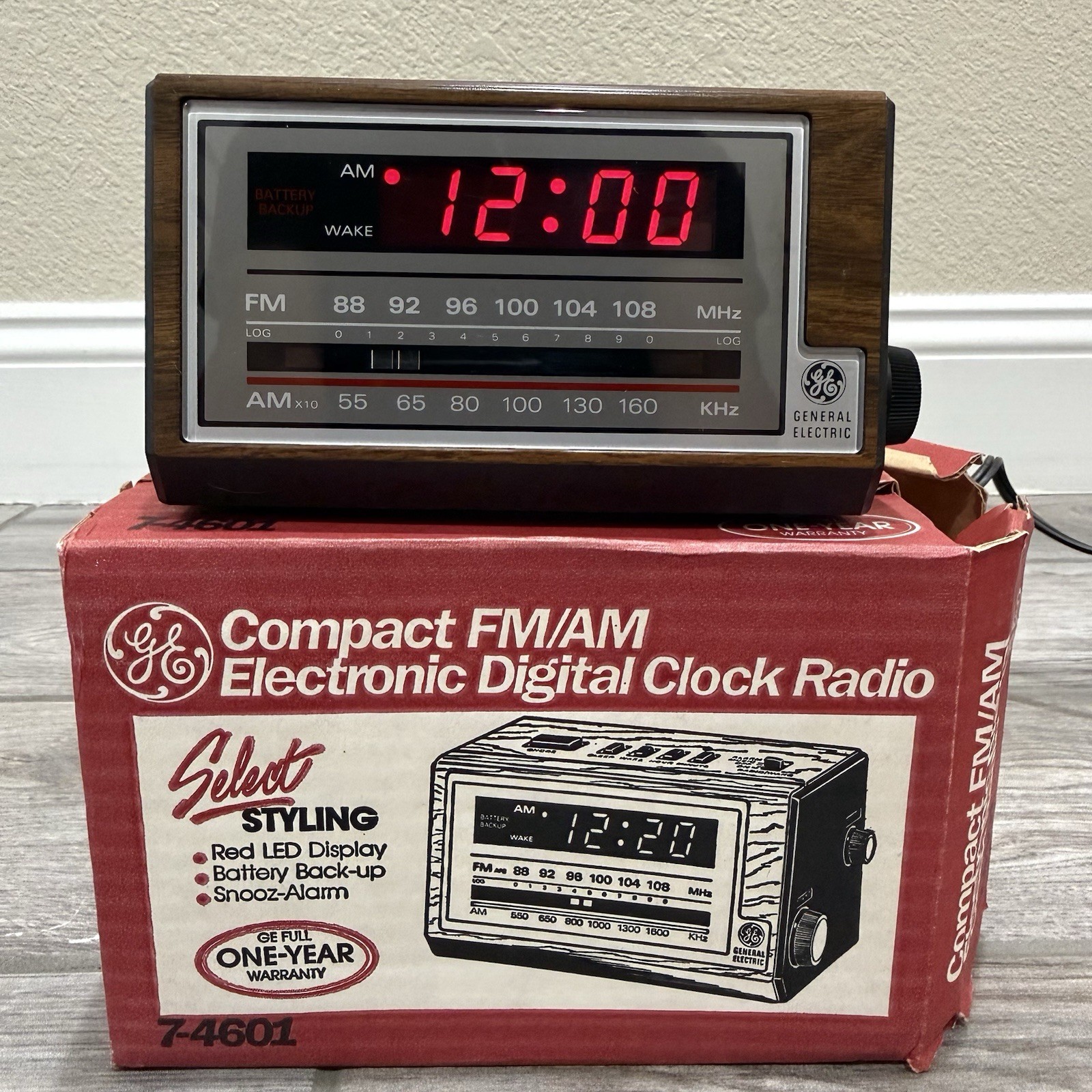 GE Compact FM/AM Electronic Digital Clock Radio 7-4601