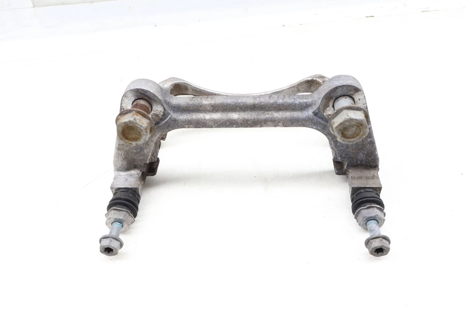 VW TAOS 2021-2023 - Porta pinza de freno delantera derecha / soporte 8V0615126A Foto 2 de 4