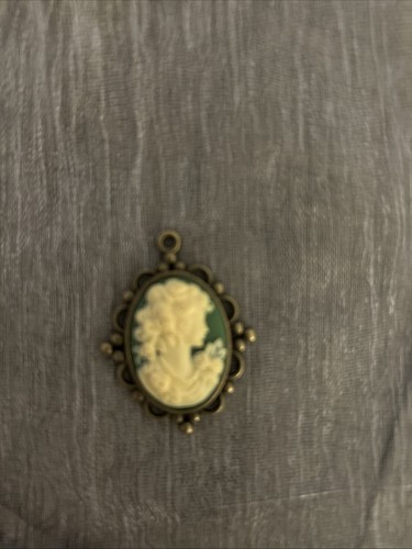 Vintage Cameo Pendant On Green Base With Gold Tone Filigree Trim - Afbeelding 2 van 4
