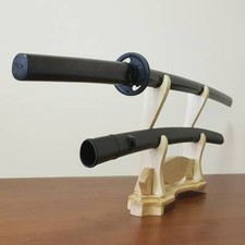 Holz Daito 102 cm (40") mit gemusterter Gummi Tsuba und Kuppel, Saya - Robinie