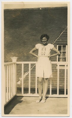 Stilvolles Art Deco Mädchen genießt den Sonnenschein Vintage 1930er Foto C32