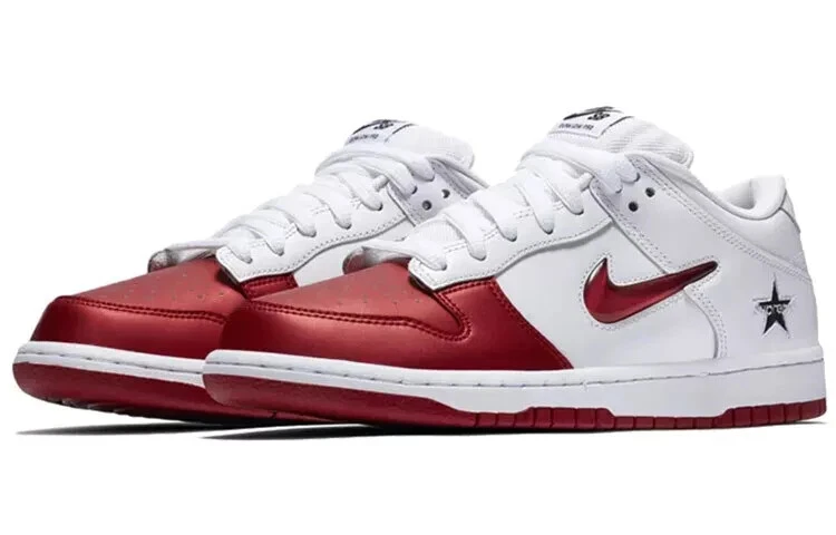 Taille 9,5   Nike Supreme x Dunk SB Bas Varsity Rouge