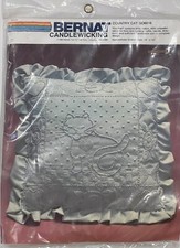 Vintage NOS: BERNAT COUNTRY CAT Candlewicking 14" Pillow Kit SO6016