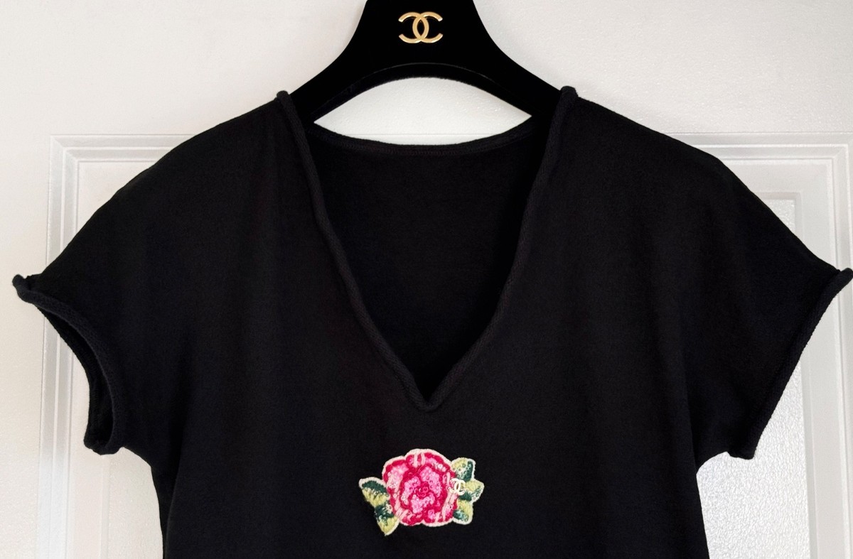 17A CHANEL BLACK ROSE EMROIDERY CC LOGO T-SHIRT V-NECK TOP WOOL