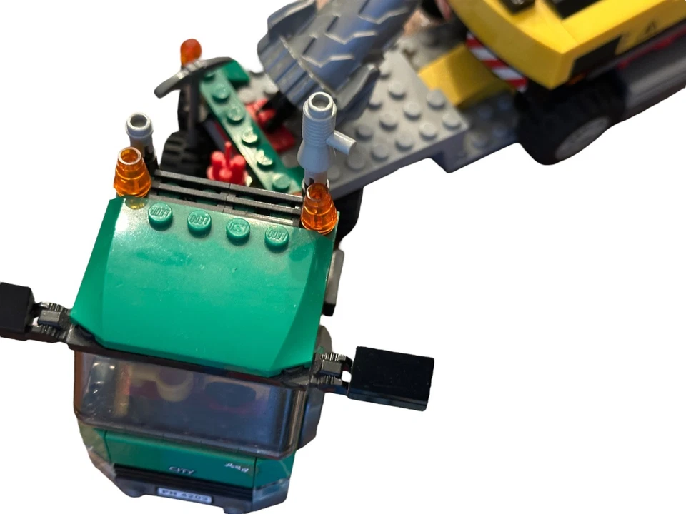 LEGO CITY: Excavator Transporter (4203) 100% Complete With Manuals. - Image 4 of 4