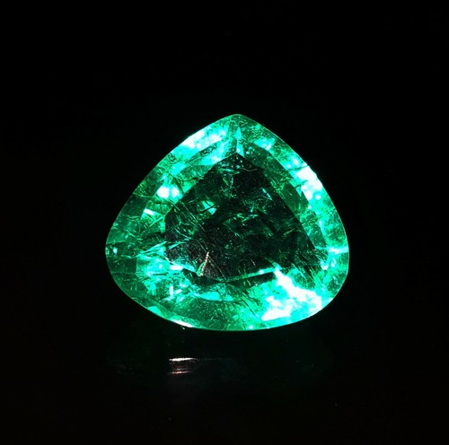 Moldavite verte, pierre précieuse en vrac certifiée naturelle
