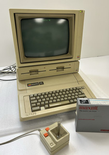 Classic Apple 2e Desktop Computer | JoyStick | Diskdrive | Box of Games #213