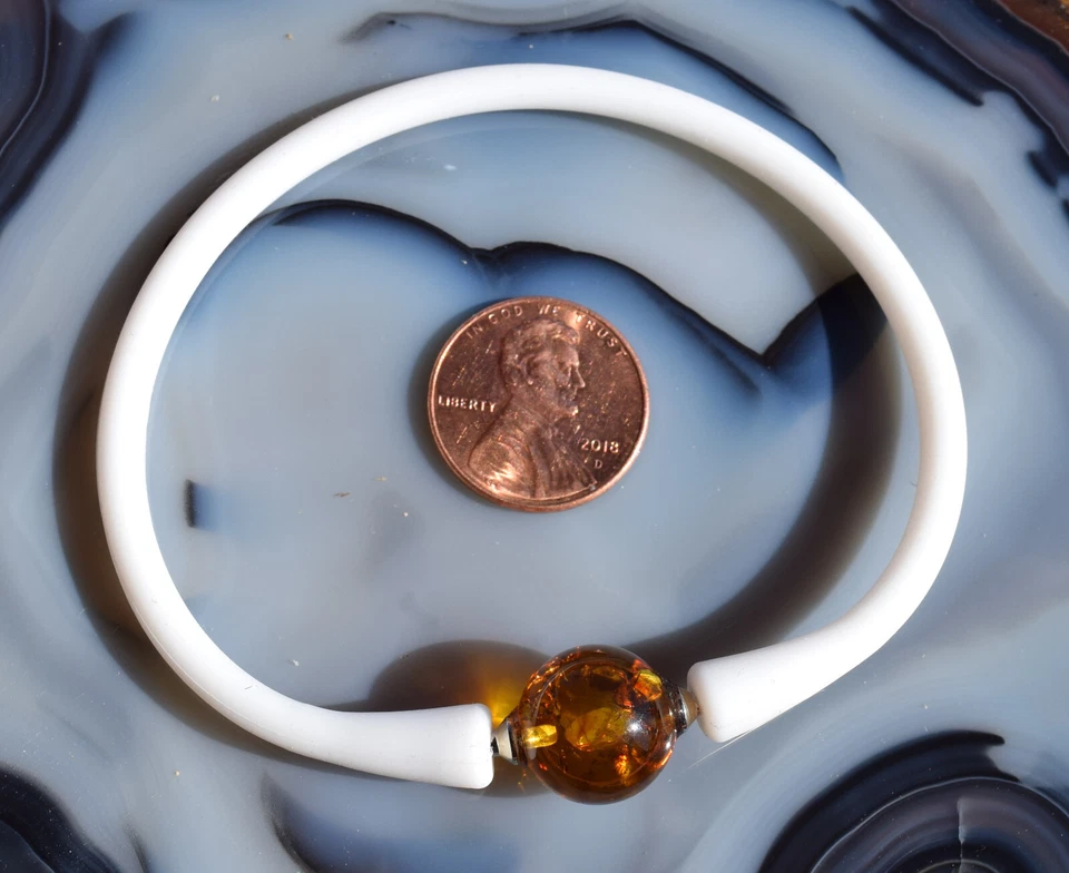 Pulsera de piedras preciosas ámbar coñac báltico con pulsera de silicona blanca cierre a presión Foto 4 de 4